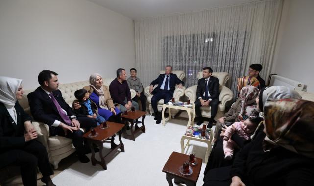 Cumhurbaşkanı Erdoğan'dan Adıyaman'da depremzede bir aileye ziyaret