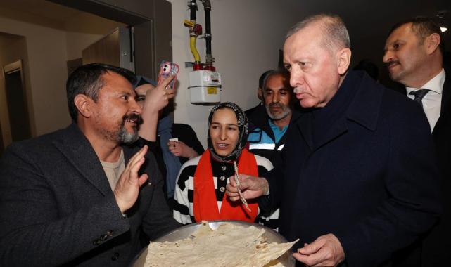 Cumhurbaşkanı Erdoğan'dan Adıyaman'da depremzede bir aileye ziyaret