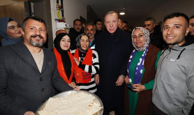 Cumhurbaşkanı Erdoğan'dan Adıyaman'da depremzede bir aileye ziyaret