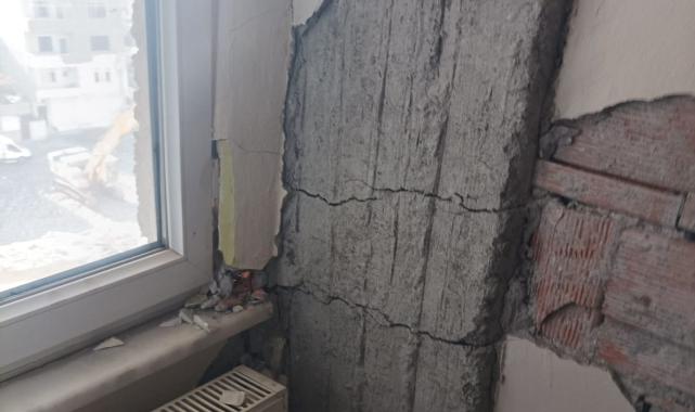 Diyarbakır'da yıkım sırasında zarar gören binadan taşınamıyorlar