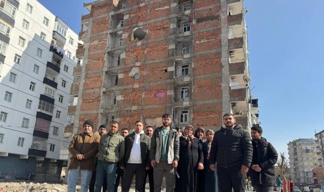 Diyarbakır'da yıkım sırasında zarar gören binadan taşınamıyorlar