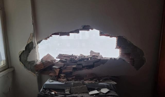 Diyarbakır'da yıkım sırasında zarar gören binadan taşınamıyorlar