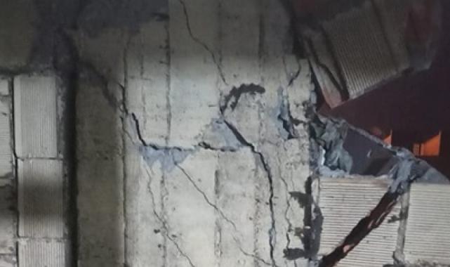 Diyarbakır'da yıkım sırasında zarar gören binadan taşınamıyorlar