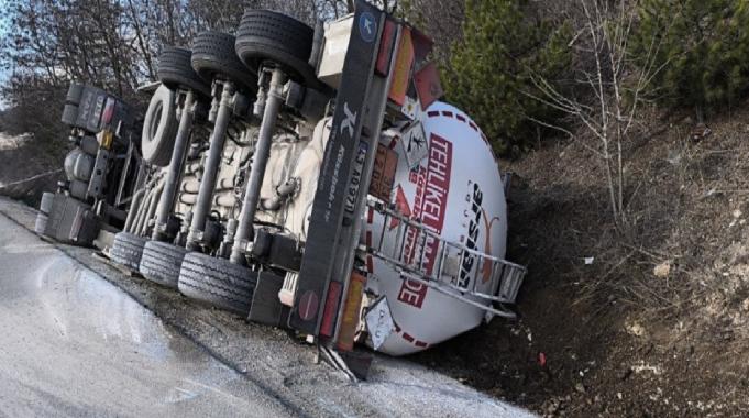 Eskişehir’de akaryakıt yüklü tır kaza yaptı: 1 ölü