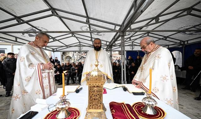 Hatay'da depremde ölenler için kilise enkazı önünde ayin yapıldı