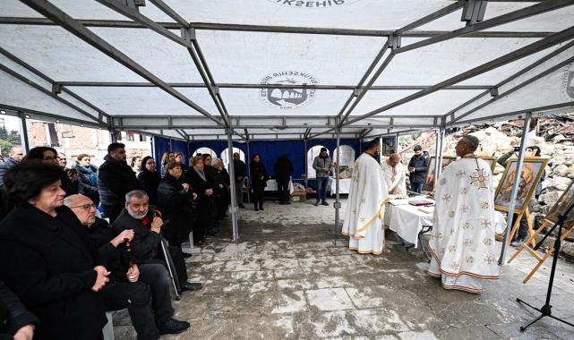 Hatay'da depremde ölenler için kilise enkazı önünde ayin yapıldı