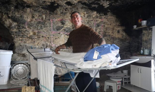 Hatay'da zelzelenin akabinde mağarada yaşamaya başladı