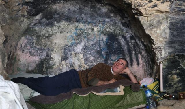 Hatay'da zelzelenin akabinde mağarada yaşamaya başladı