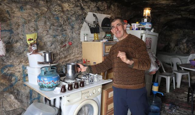 Hatay'da zelzelenin akabinde mağarada yaşamaya başladı