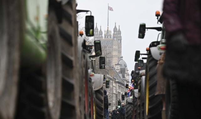 İngiltere'de çiftçilerin isyanı: Traktörler Londra’yı ablukaya aldı