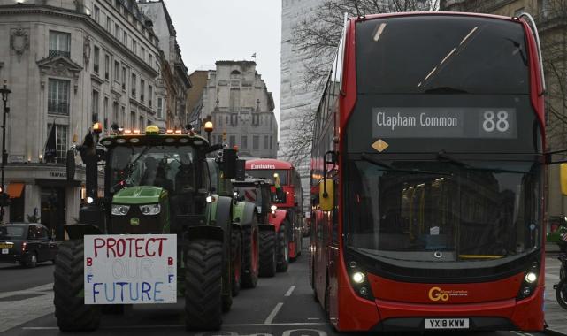 İngiltere'de çiftçilerin isyanı: Traktörler Londra’yı ablukaya aldı