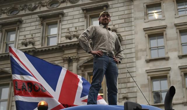 İngiltere'de çiftçilerin isyanı: Traktörler Londra’yı ablukaya aldı