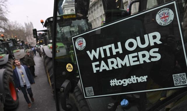 İngiltere'de çiftçilerin isyanı: Traktörler Londra’yı ablukaya aldı