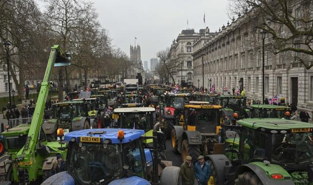 İngiltere'de çiftçilerin isyanı: Traktörler Londra’yı ablukaya aldı