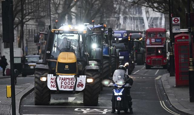 İngiltere'de çiftçilerin isyanı: Traktörler Londra’yı ablukaya aldı