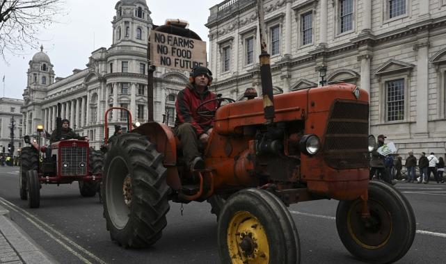 İngiltere'de çiftçilerin isyanı: Traktörler Londra’yı ablukaya aldı