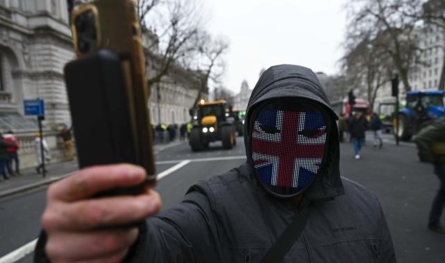 İngiltere'de çiftçilerin isyanı: Traktörler Londra’yı ablukaya aldı