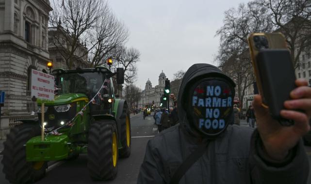 İngiltere'de çiftçilerin isyanı: Traktörler Londra’yı ablukaya aldı