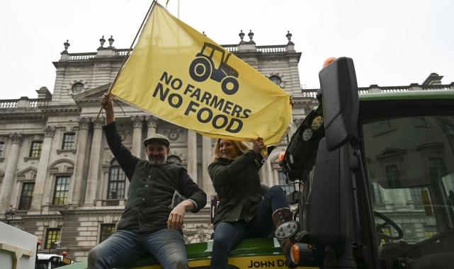 İngiltere'de çiftçilerin isyanı: Traktörler Londra’yı ablukaya aldı