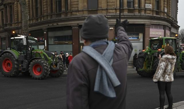 İngiltere'de çiftçilerin isyanı: Traktörler Londra’yı ablukaya aldı