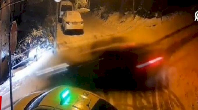 İstanbul Beykoz&#039;da otomobilin taksi ve evlere çarptığı anlar kamerada