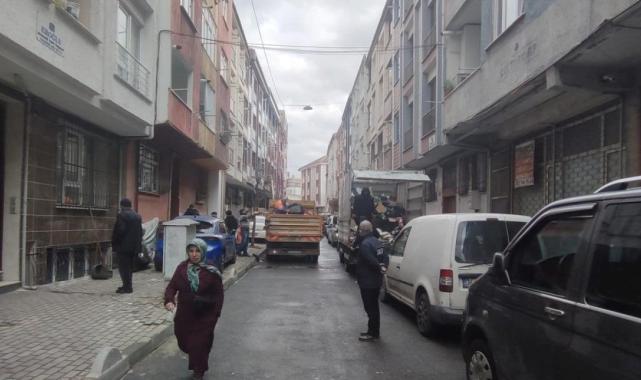 İstanbul Esenler'de yaşlı adamın evinden tonlarca çöp çıkartıldı