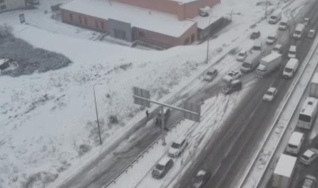 İstanbul kara yine hazırlıksız yakalandı: Araçlar yollarda kaldı
