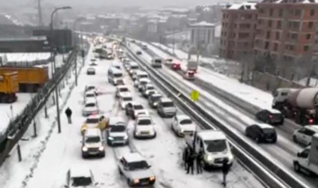 İstanbul kara yine hazırlıksız yakalandı: Araçlar yollarda kaldı