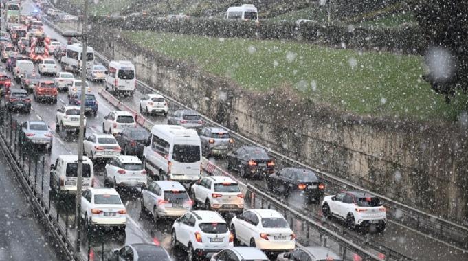 İstanbul'da trafik durma noktasına geldi