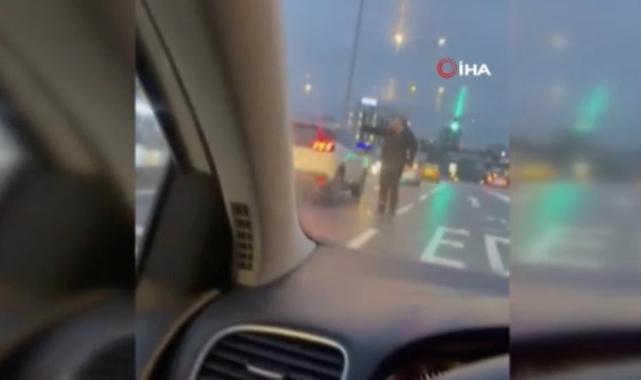İstanbul'da trafik magandası, başka bir sürücünün aracına saldırıp aynasını kırdı