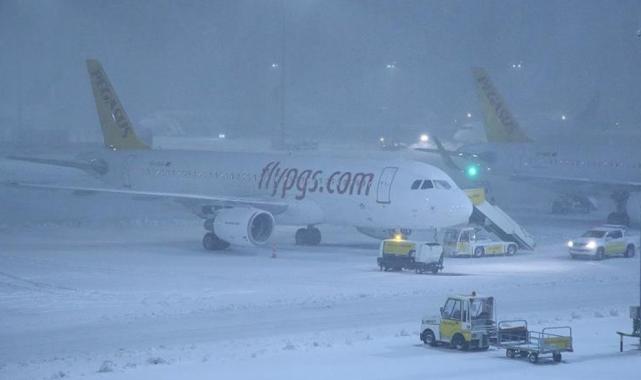 İstanbul'da uçuşlara kar ve fırtına engeli