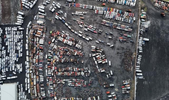 İstanbul'un hurda otomobilleri, araç mezarlığında çürüyor