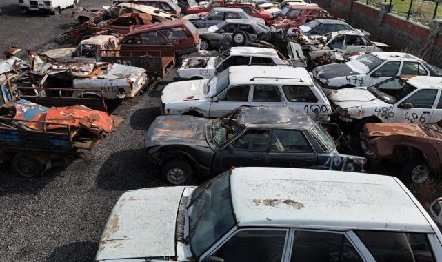 İstanbul'un hurda otomobilleri, araç mezarlığında çürüyor