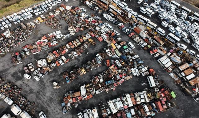 İstanbul'un hurda otomobilleri, araç mezarlığında çürüyor