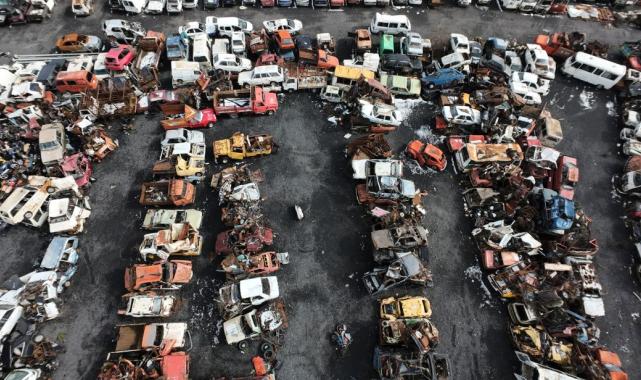 İstanbul'un hurda otomobilleri, araç mezarlığında çürüyor