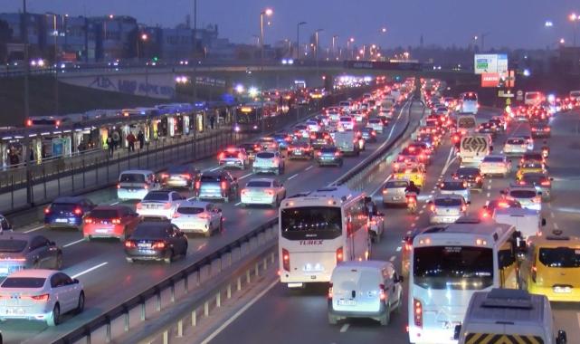 İstanbul'un kaderi: Okulların açıldığı ilk gün trafik çilesi