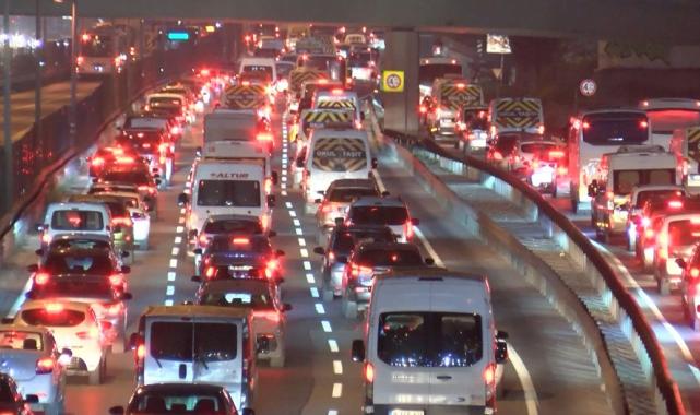 İstanbul'un kaderi: Okulların açıldığı ilk gün trafik çilesi