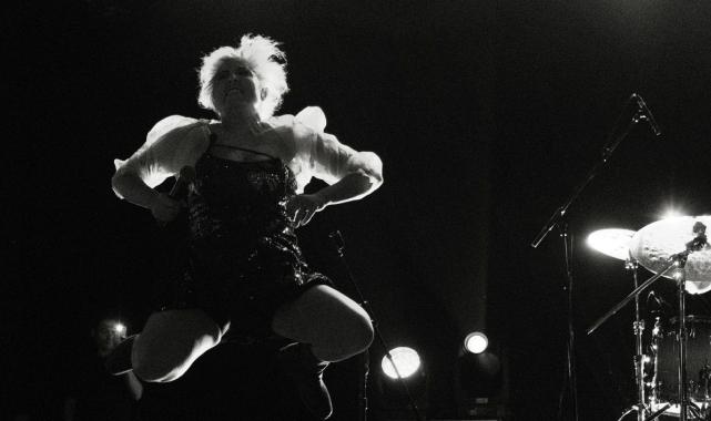 İzleyenler şaştı kaldı! Şarkıcı Kalben ilginç danslarına devam ediyor