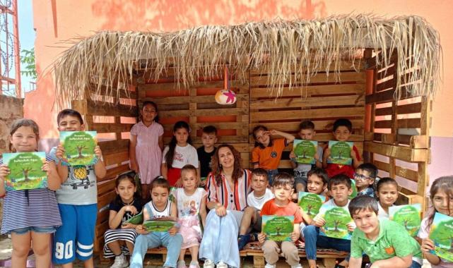 İzmir'de ilkokul öğrencileri dönüşümle oluşturdukları kitap okuma alanında muharrirleri ağırladı
