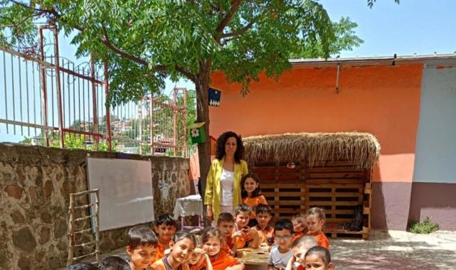 İzmir'de ilkokul öğrencileri dönüşümle oluşturdukları kitap okuma alanında muharrirleri ağırladı