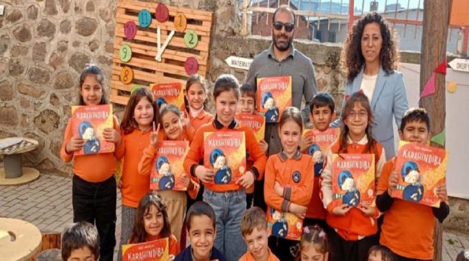 İzmir&#039;de ilkokul öğrencileri dönüşümle oluşturdukları kitap okuma alanında muharrirleri ağırladı