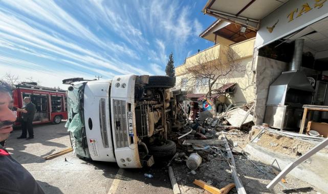 Kahramanmaraş'ta kamyon otobüs ile çarpıştı