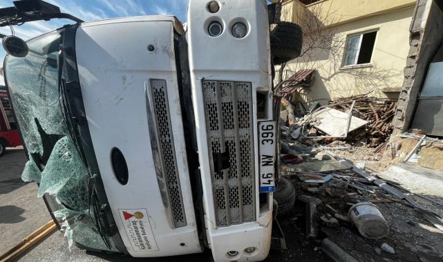 Kahramanmaraş'ta kamyon otobüs ile çarpıştı