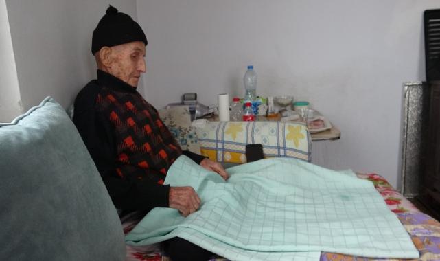 Kayseri'de belden aşağısı felç kocasına 60 yıldır sevgiyle bakıyor