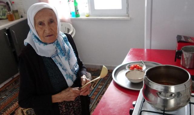 Kayseri'de belden aşağısı felç kocasına 60 yıldır sevgiyle bakıyor