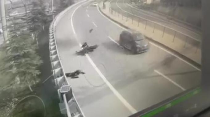 Kocaeli'de motosikletlinin öldüğü kaza görüntülendi