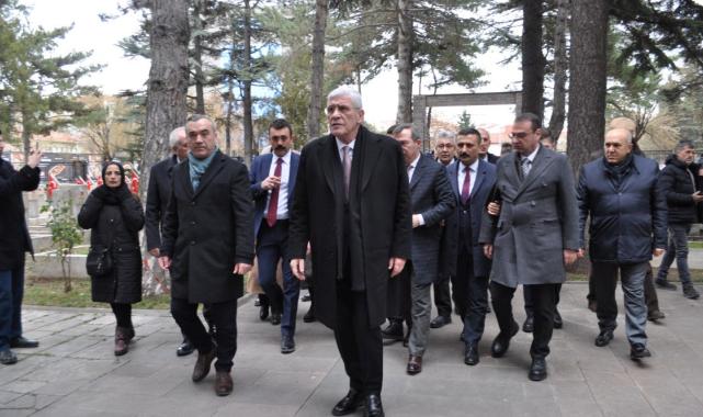 Müsavat Dervişoğlu şehit ailelerini soğukta bekletti