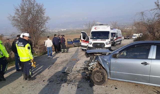 Samsun'da iki araç kafa kafaya çarpıştı: 10 yaralı