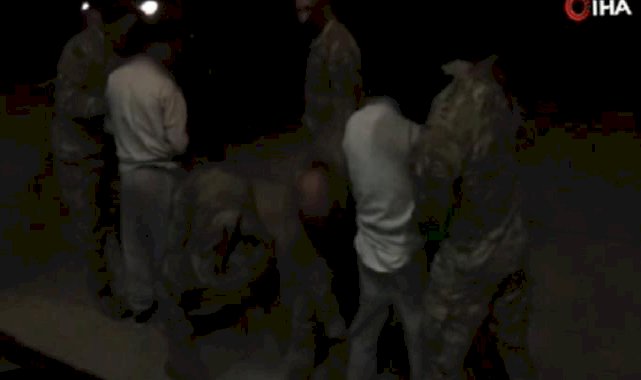 ABD'ye kaçak giren suçlu göçmenlerin Guantanamo'ya götürüldüğü anlar