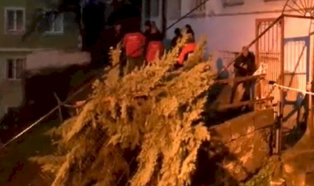 Beyoğlu'nda istinat duvarı çöktü: 2 bina mühürlendi